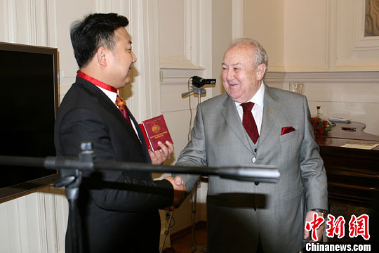 華人油畫家潘義奎獲俄羅斯藝術科學院獎章（圖）